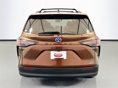 Used 2023 Toyota Sienna XLE image 5