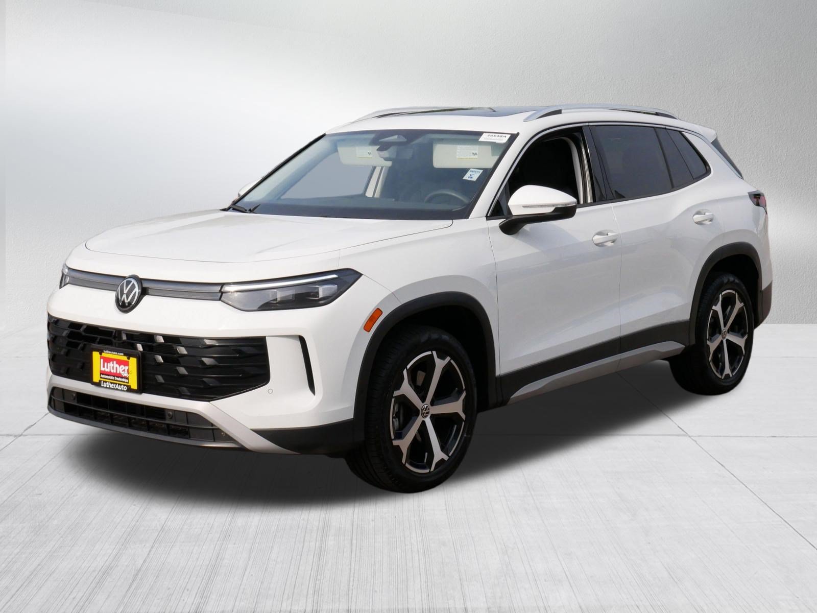 Certified 2025 Volkswagen Tiguan SE w/ Panoramic Sunroof Package AWD/4WD image 3