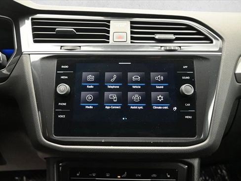 Used 2022 Volkswagen Tiguan SE FWD image 12