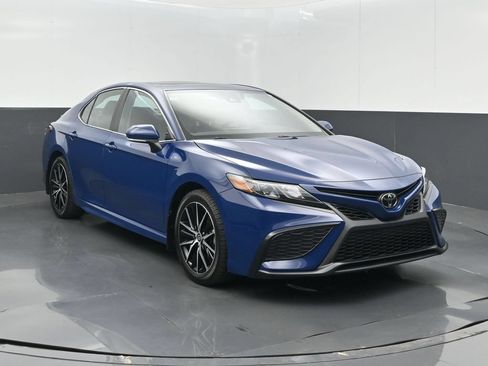 Used 2024 Toyota Camry SE w/ Convenience Package FWD image 3