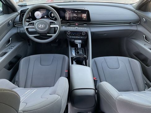 Used 2025 Hyundai Elantra SEL image 19