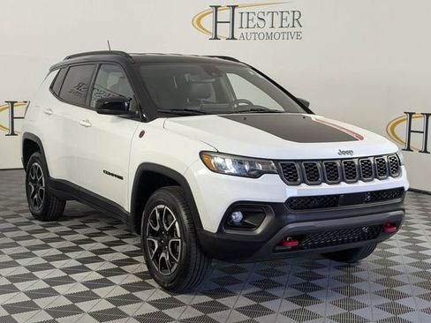 Used 2025 Jeep Compass Trailhawk w/ Trailer Tow Group AWD/4WD image 2