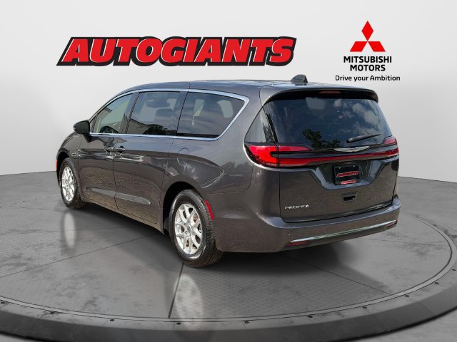 Used 2023 Chrysler Pacifica Touring-L FWD image 6
