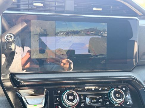 Used 2025 GMC Sierra 2500 AT4 image 31