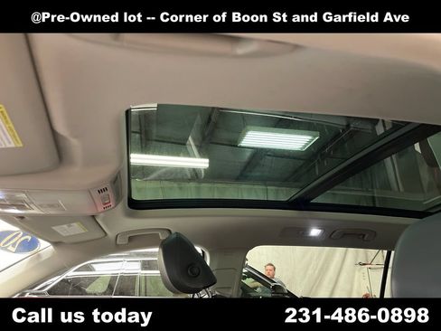 Used 2020 Volkswagen Tiguan SE w/ Panoramic Sunroof Package AWD/4WD image 11