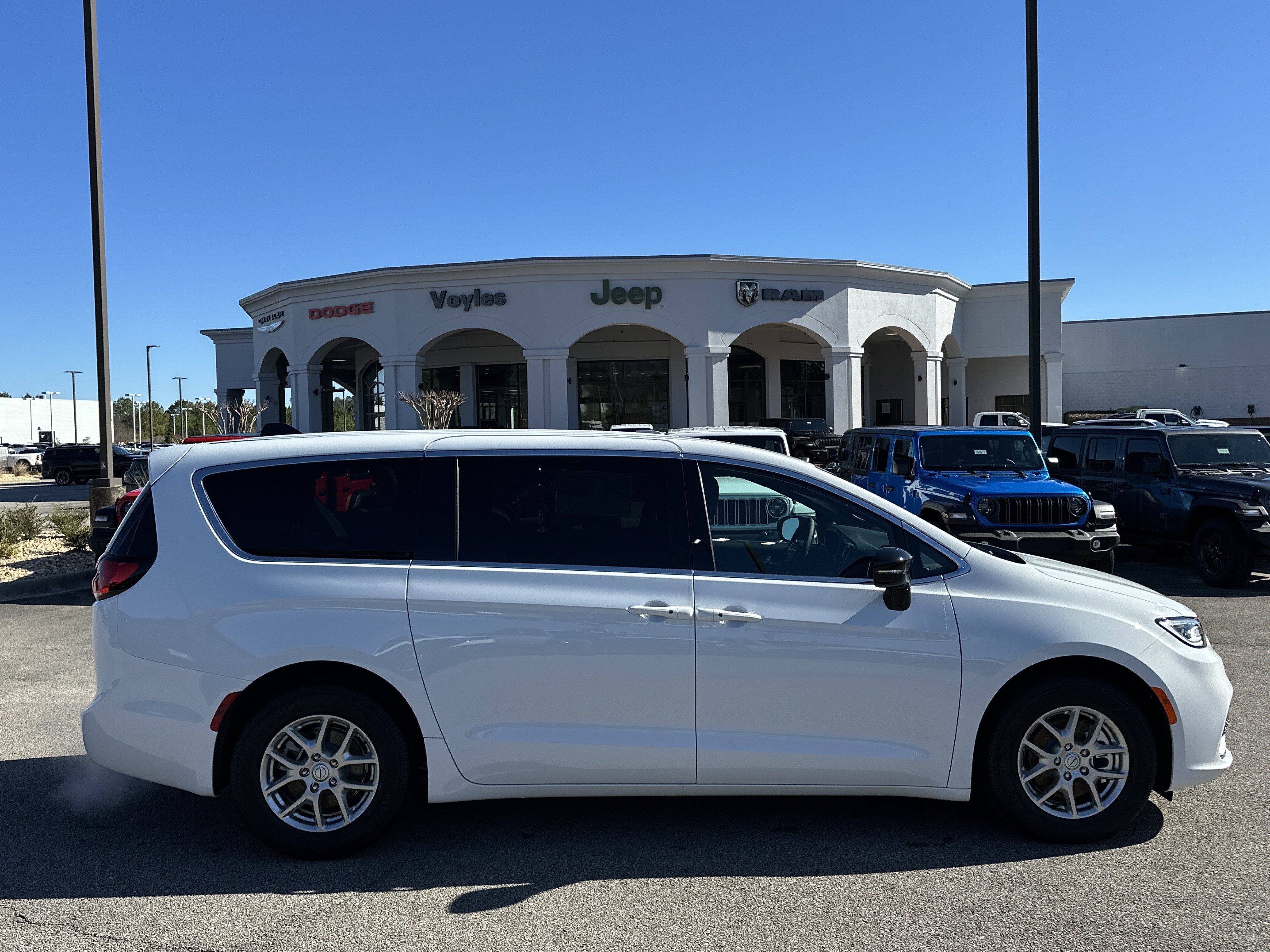 New 2026 Chrysler Pacifica Select FWD image 8
