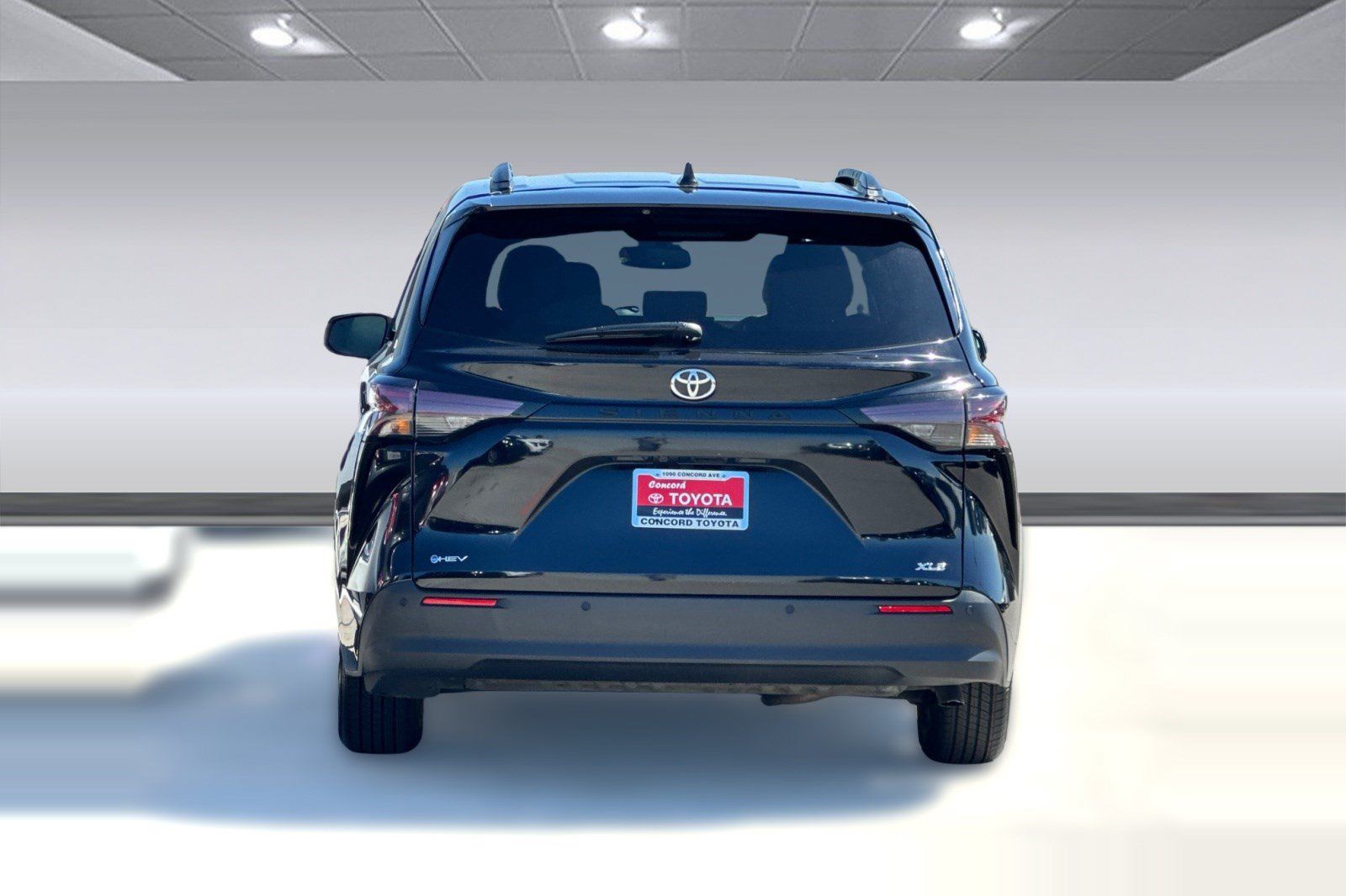 Used 2026 Toyota Sienna XLE FWD image 9