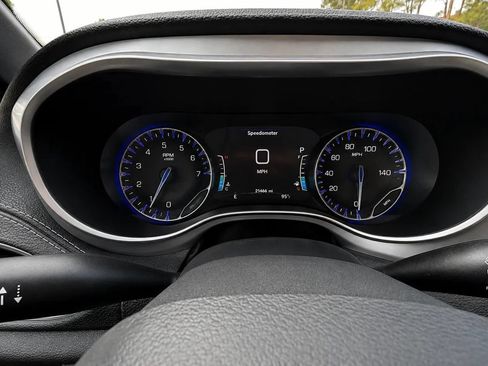 Used 2026 Chrysler Pacifica Limited FWD image 22