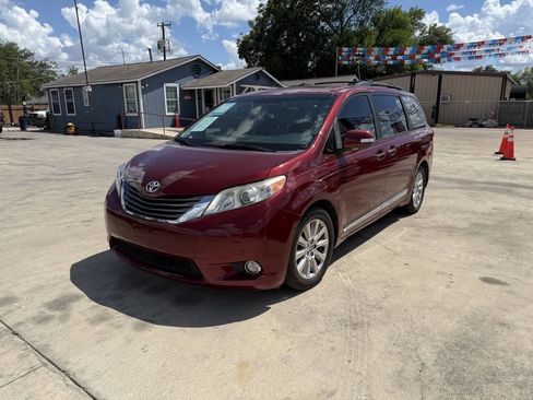 Used 2014 Toyota Sienna Limited w/ Limited Premium Package FWD image 5