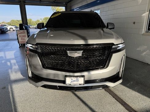 Used 2023 Cadillac Escalade Sport w/ LPO, ONYX Package image 3