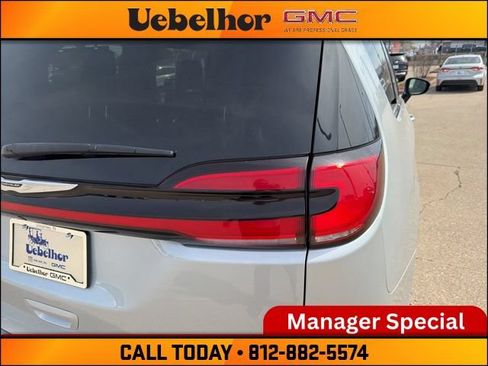 Used 2024 Chrysler Pacifica Limited FWD image 10