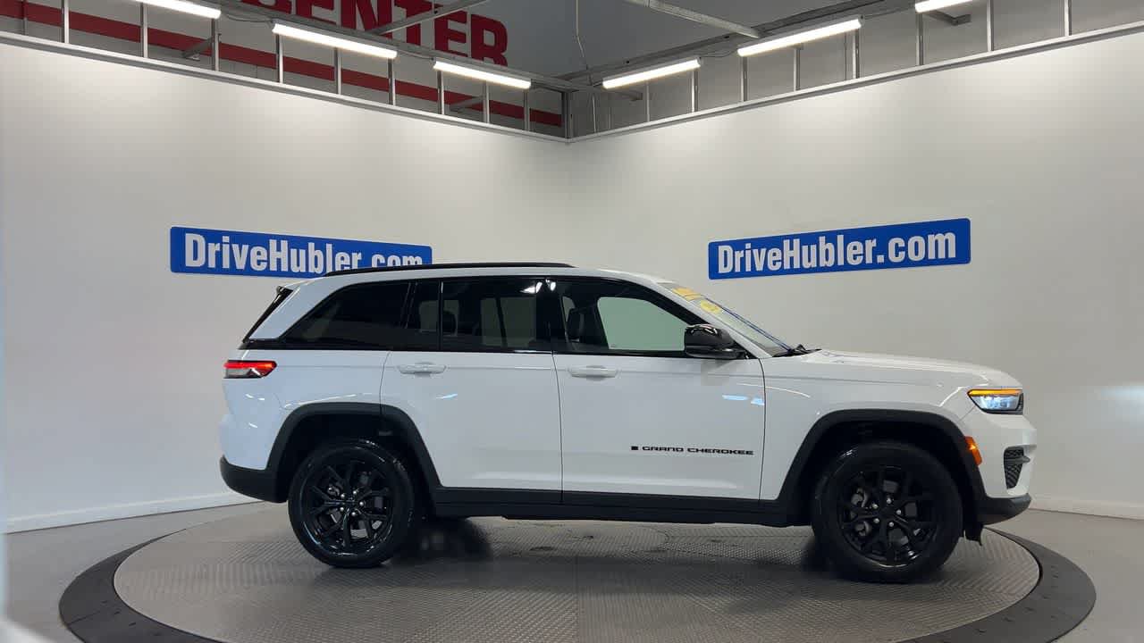 Used 2024 Jeep Grand Cherokee Altitude AWD/4WD image 3