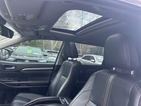 Used 2017 Toyota Highlander SE image 11