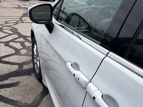 Used 2022 Chrysler Voyager LX image 15