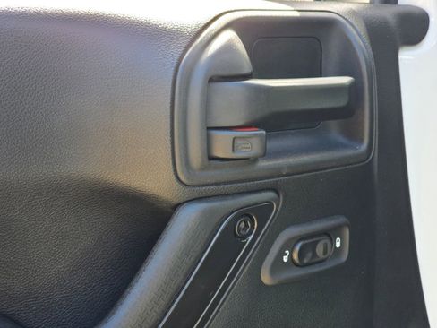 Used 2017 Jeep Wrangler Unlimited Sahara image 12