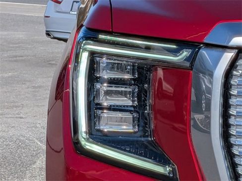 Used 2021 GMC Yukon Denali w/ Denali Premium Package image 9