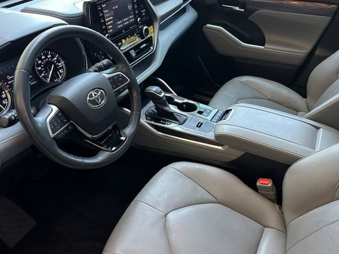 Used 2020 Toyota Highlander Limited FWD image 10