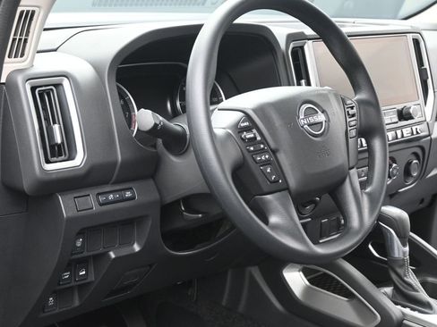 Used 2025 Nissan Frontier SV image 14