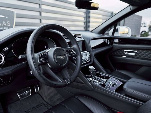 Used 2022 Bentley Bentayga image 2