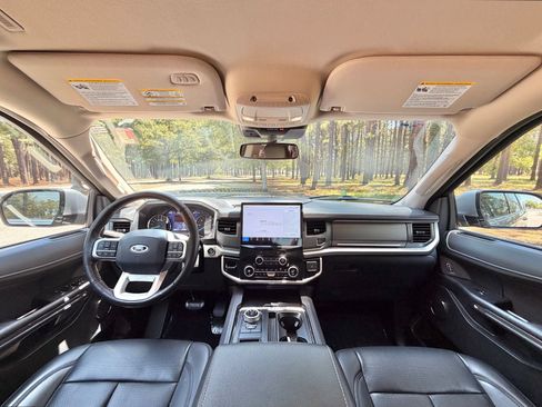 Used 2024 Ford Expedition XLT RWD image 2