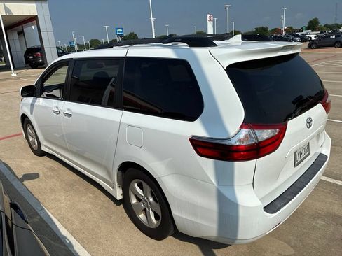 Used 2019 Toyota Sienna LE w/ LE Preferred Package FWD image 3