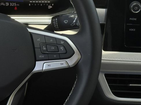 New 2025 Volkswagen Taos SE FWD image 17