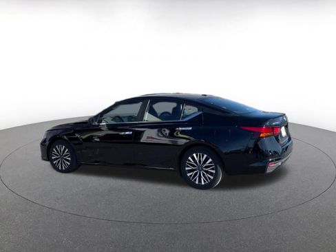 Used 2025 Nissan Altima 2.5 SV image 10