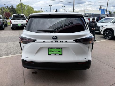 Used 2025 Toyota Sienna LE FWD image 5