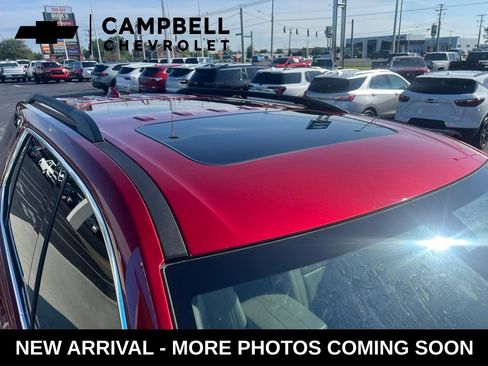 Used 2022 Chevrolet Traverse LT w/ LT Premium Package FWD image 9