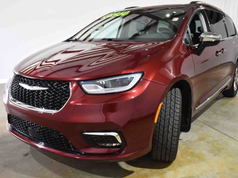 Used 2023 Chrysler Pacifica Limited w/ Trailer Tow Group image 5