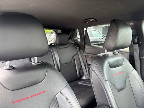 Used 2025 Jeep Compass Trailhawk AWD/4WD image 10