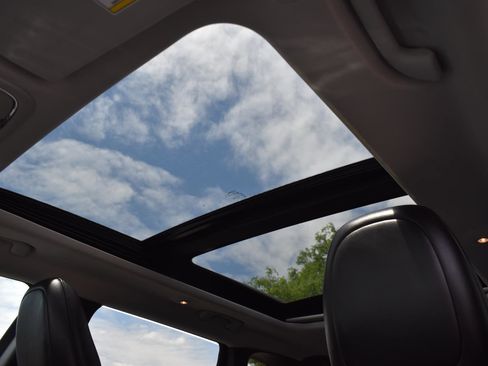 Used 2021 Jeep Cherokee Latitude Plus w/ Sun & Sound Group AWD/4WD image 12