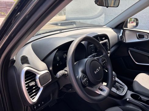 Used 2025 Kia Soul LX w/ LX Technology Package FWD image 33
