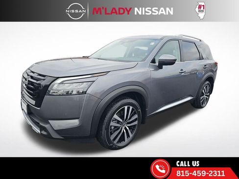 Used 2025 Nissan Pathfinder Platinum image 3