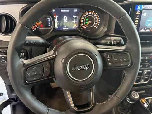 Used 2025 Jeep Gladiator Sport AWD/4WD image 17