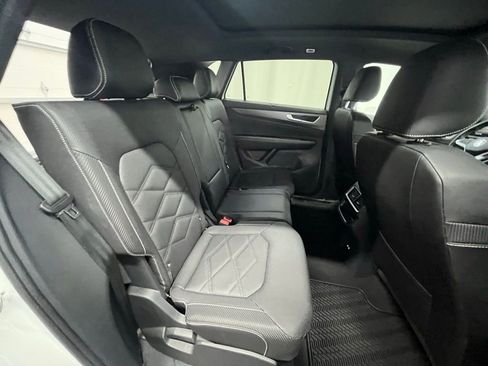 Certified 2025 Volkswagen Atlas Cross Sport SE w/ Panoramic Sunroof Package image 26