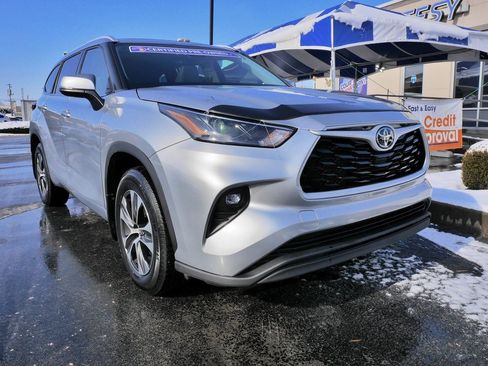 Used 2022 Toyota Highlander XLE image 2