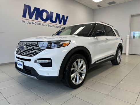 Used 2022 Ford Explorer Platinum w/ Equipment Group 601A image 2
