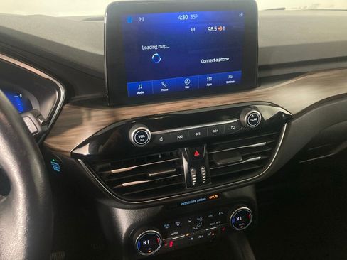 Used 2020 Ford Escape Titanium image 2