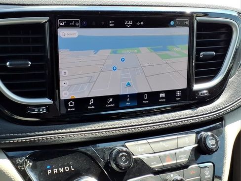 Used 2024 Chrysler Pacifica Limited FWD image 13