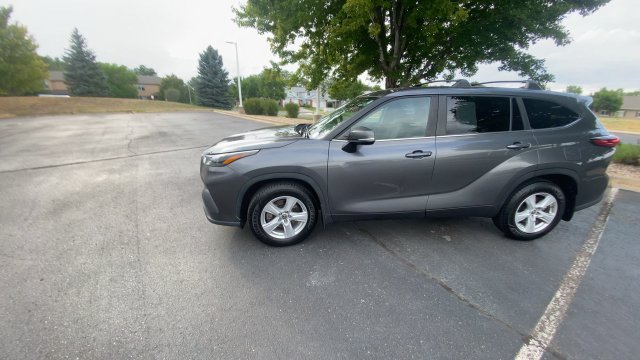 Used 2023 Toyota Highlander LE AWD/4WD image 5