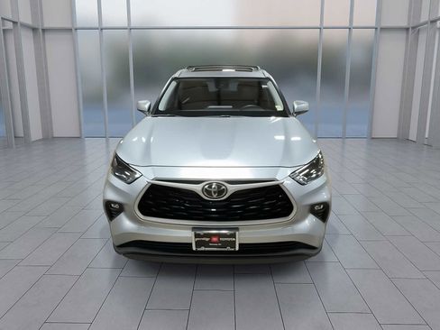 Used 2022 Toyota Highlander XLE AWD/4WD image 3