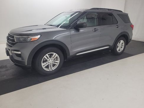 Used 2021 Ford Explorer XLT w/ Equipment Group 202A AWD/4WD image 2
