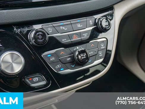 Used 2023 Chrysler Pacifica Touring-L FWD image 44