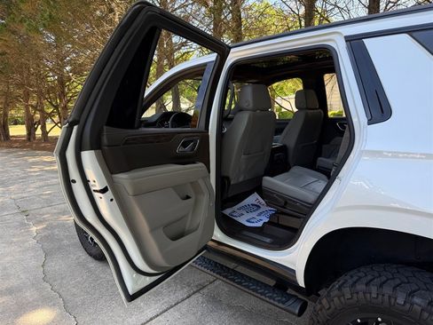 Used 2022 Chevrolet Tahoe Z71 w/ Luxury Package AWD/4WD image 50