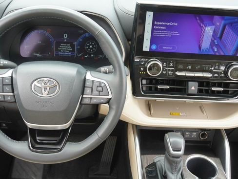 Used 2024 Toyota Highlander Platinum FWD image 28