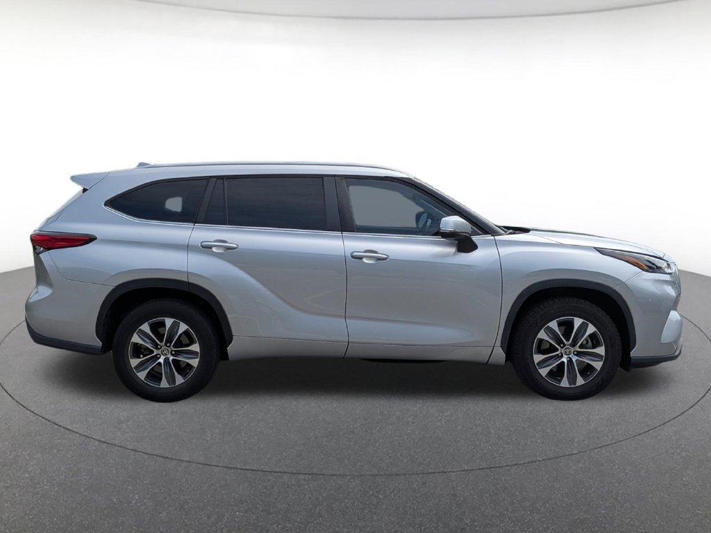 Used 2023 Toyota Highlander XLE FWD image 3