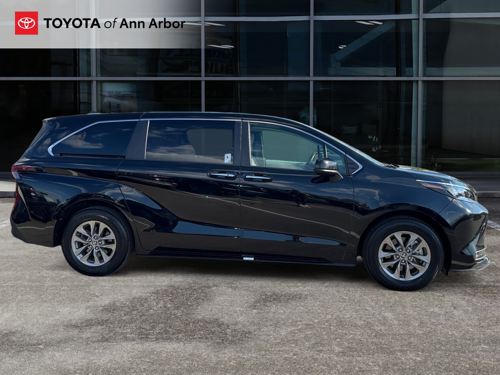 Used 2025 Toyota Sienna XLE AWD/4WD image 13