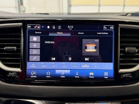 Used 2024 Chrysler Pacifica Touring-L image 21