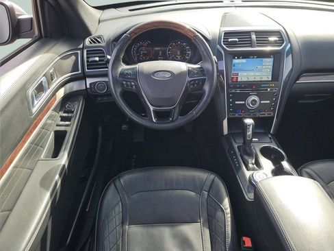 Certified 2018 Ford Explorer Platinum image 4